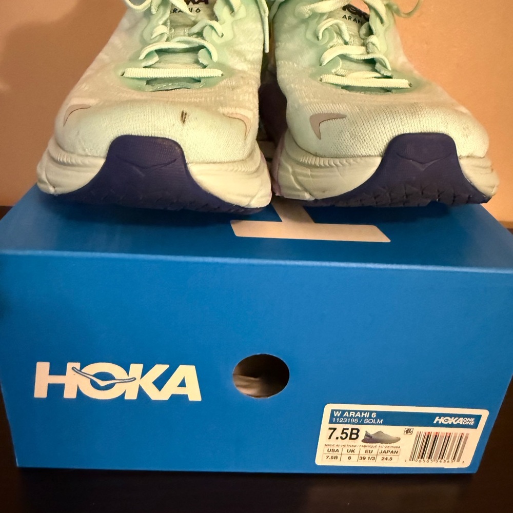 HOKA Women’s Arahi 6 Shoes in Mint Green
